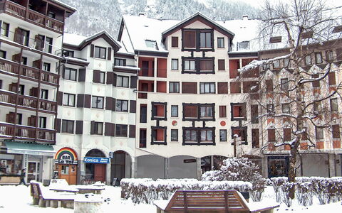 Gentiane: Snow, Building, Daytime, Window, Architecture, Urban Design, Neighbourhood, Freezing, Condominium, House