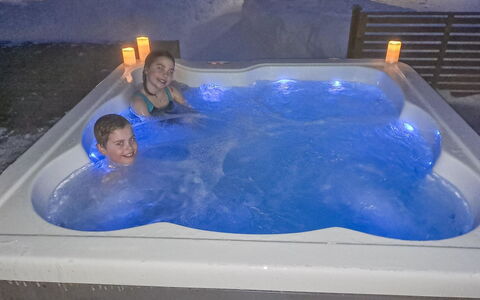 Lystikämän Elämys: Bathtub, Jacuzzi, Plumbing Fixture, Fun, Recreation, Leisure, Swimming Pool