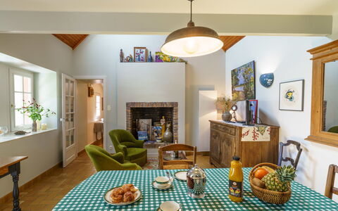 Entre Terre et Mer: Table, Picture Frame, Property, Furniture, Couch, Interior Design, Wood, Chair, Decoration, Floor
