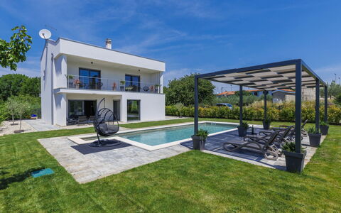 Villa Essea: Sky, Plant, Building, Cloud, Window, Tree, House, Land Lot, Shade, Grass