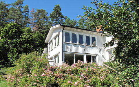 Stegeborg Sjöstugan: Sky, Building, Plant, Window, Tree, House, Facade, Shrub, Cottage, Natural Landscape