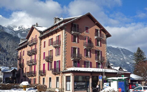 L'Univers: Cloud, Sky, Building, Mountain, Snow, Property, Window, House, Residential Area, Neighbourhood