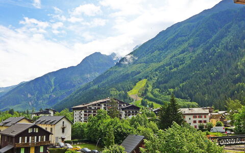 L'Univers: Mountainous Landforms, Mountain, Mountain Village, Hill Station, Mountain Range, Town, Hill, Highland, Sky, Human Settlement