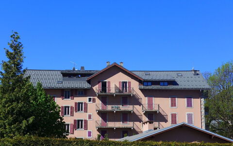 L'Univers: Property, House, Architecture, Roof, Home, Residential Area, Building, Sky, Real Estate, Estate