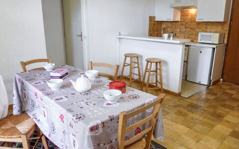 L'Univers: Furniture, Property, Cabinetry, Table, Countertop, Tablecloth, Interior Design, Chair, Floor, Wood