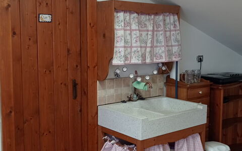 L'attico Di Castelfidardo: Property, Cabinetry, Wood, Building, Interior Design, Floor, Wood Stain, House, Table, Wall