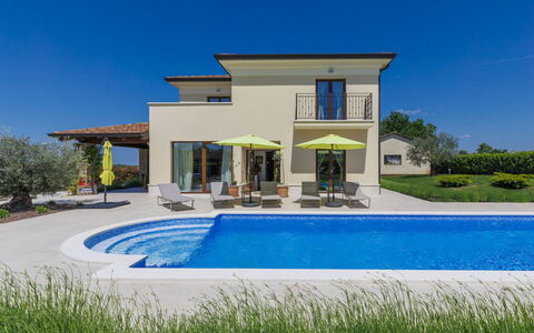 Gasparini: Water, Plant, Sky, Building, Property, Swimming Pool, Azure, Window, Shade, Door