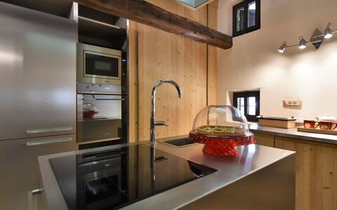 Baita Barin: Cabinetry, Countertop, Furniture, Property, Tap, Sink, Kitchen Sink, Kitchen Appliance, Kitchen, Kitchen Stove