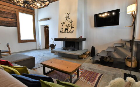 Baita Barin: Picture Frame, Table, Property, Furniture, Couch, Comfort, Wood, Interior Design, Lighting, Flooring