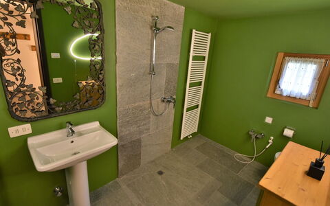 Baita Barin: Mirror, Sink, Property, Tap, Plumbing Fixture, Green, Bathroom Sink, Building, Bathroom, Window