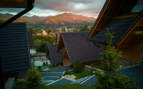 Zakopane 460: Cloud, Building, Plant, Sky, Property, Leaf, Mountain, House, Wood, Shade