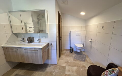Haus Sigfried: Mirror, Tap, Sink, Building, Plumbing Fixture, Bathroom Sink, Bathroom, Bathtub, House, Interior Design
