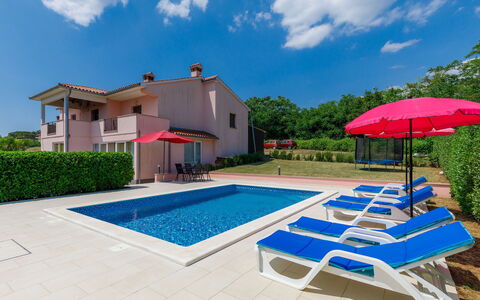 Goga: Cloud, Sky, Plant, Building, Property, Swimming Pool, House, Azure, Tree, Outdoor Furniture