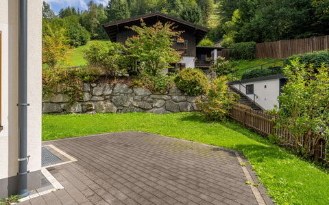 Pflaume: Plant, Property, Sky, Building, Cloud, Window, Tree, Natural Landscape, Land Lot, Vegetation