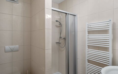 Pflaume: Bathroom, Plumbing Fixture, Interior Design, Shower Door, Shower, Floor, Material Property, Flooring, Plumbing