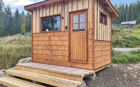 Kolin Kangastus Metsätähti 2: Bed, Furniture, Bedroom, Interior Design, Bedding, Bed Sheet, Flooring, Wood, Floor, Room