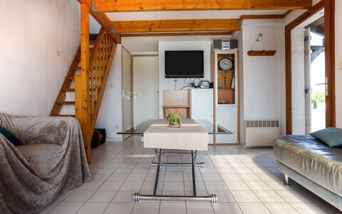 Belle Ile 1: Furniture, Property, Building, Wood, Comfort, Interior Design, Table, Flooring, Houseplant, Floor