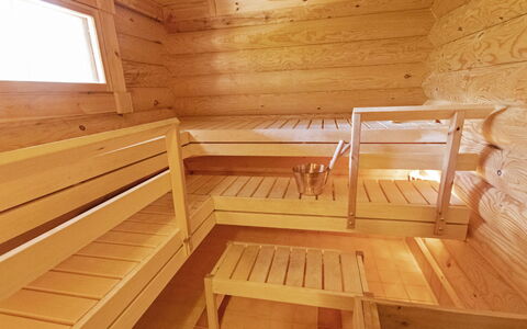 Lompakko: Bed, Furniture, Bedroom, Interior Design, Bedding, Bed Sheet, Flooring, Wood, Floor, Room