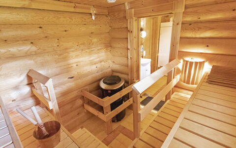 Lompakko: Bed, Furniture, Bedroom, Interior Design, Bedding, Bed Sheet, Flooring, Wood, Floor, Room