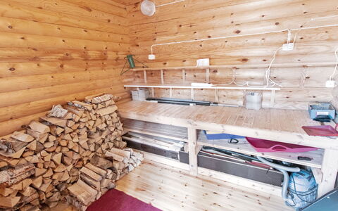 Lompakko: Bed, Furniture, Bedroom, Interior Design, Bedding, Bed Sheet, Flooring, Wood, Floor, Room