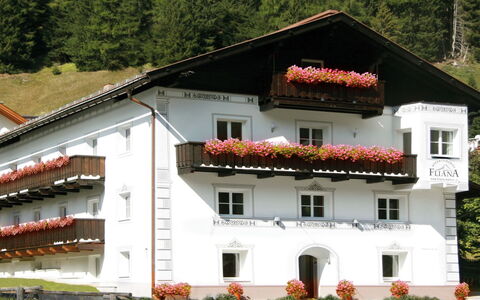 Mathon 500: Building, Plant, Window, Tree, Flower, House, Facade, Cottage, Roof, Leisure