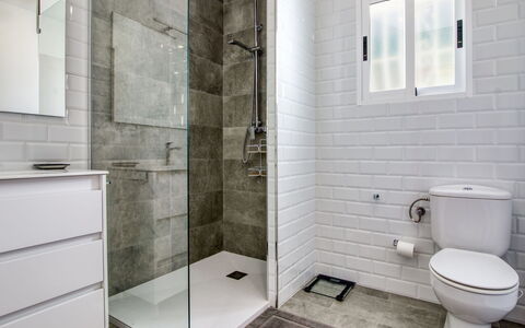 Bellvue: Property, Plumbing Fixture, Building, Bathroom, Black, Flooring, Floor, Line, Wall