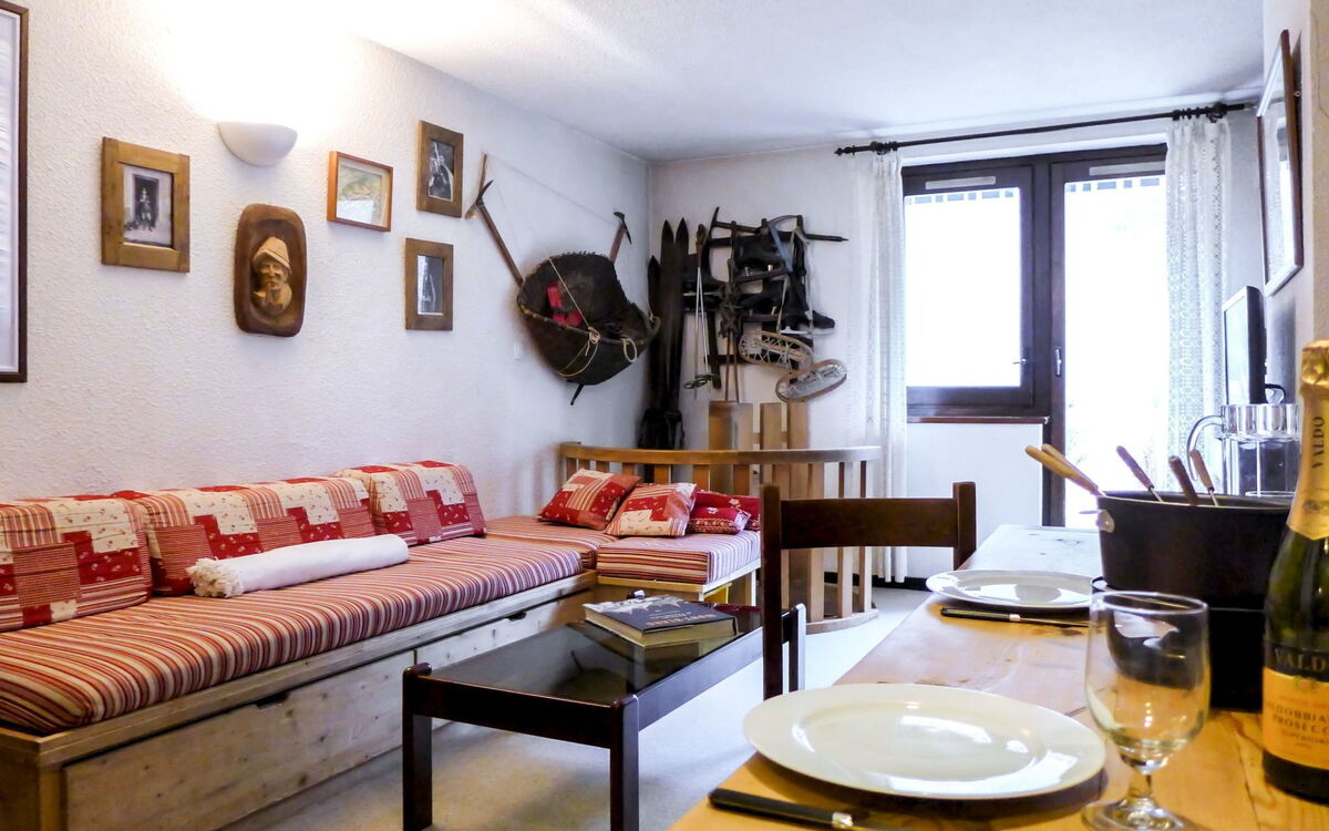 Accommodation:&nbsp;Champraz 100.7