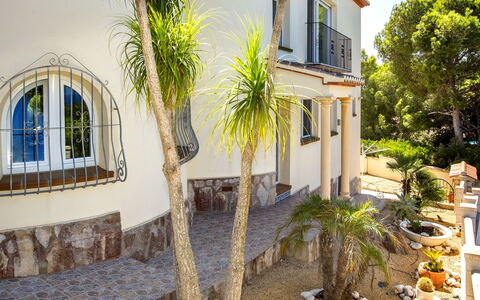Villa la Tahona: Plant, Building, Window, Tree, Architecture, Arecales, Yellow, House, Residential Area, Neighbourhood