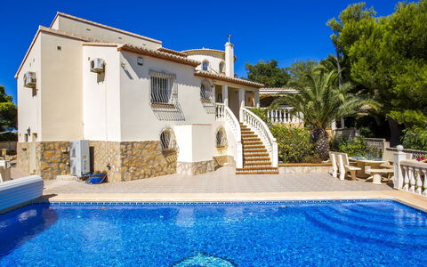Villa la Tahona: Water, Sky, Plant, Property, Building, Blue, Swimming Pool, Azure, Tree, Body Of Water
