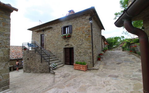 La Casa nel Borgo: Sky, Plant, Property, Window, Building, Tree, House, Cottage, Door, Cloud