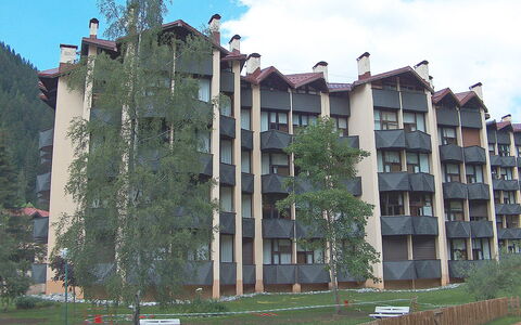 Argentière 200: Sky, Building, Plant, Cloud, Window, Tree, Tower Block, Condominium, Land Lot, Urban Design