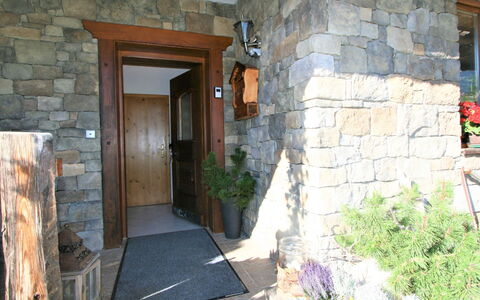 Chalet Astholz: Plant, Building, Property, Door, Interior Design, Architecture, Houseplant, House, Flowerpot, Wood