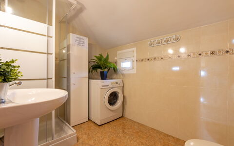 Antonella: Plant, Property, Tap, Building, Houseplant, Plumbing Fixture, Bathroom, Interior Design, Bathtub, House