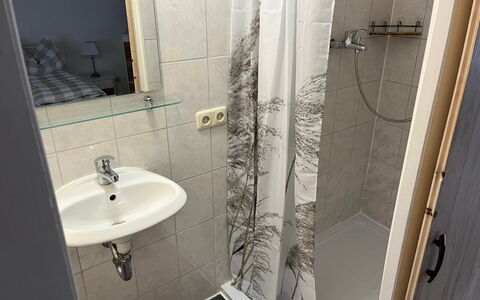 Schillerplatz: Tap, Property, Plumbing Fixture, Sink, Bathroom Sink, Bathroom, Mirror, Shower Door