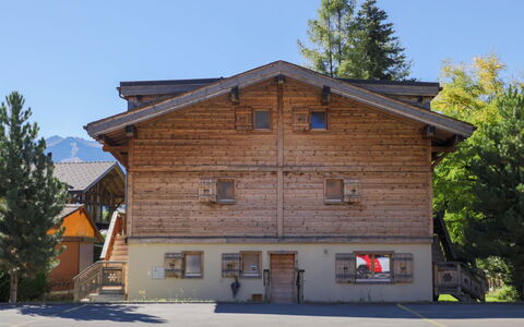 Chalet sans Soucis: Sky, Window, Building, Tree, Wood, House, Cottage, Slope, Door, Siding