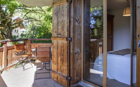 Chalet sans Soucis: Property, Furniture, Plant, Wood, Door, Shade, Interior Design, Wood Stain, Floor