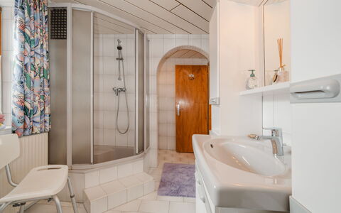 Dachstein Südwand: Flooring, Interior Design, Plumbing Fixture, Floor, Bathroom Sink, Bathroom, Sink, Ceiling, Room, Plumbing