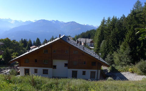 Résidence Orana 3: Sky, Plant, Ecoregion, Mountain, Window, Tree, Natural Landscape, Land Lot, House, Slope