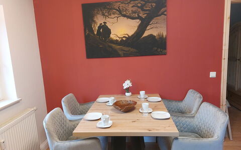 Räuberhauptmann Karasek: Table, Furniture, Property, Building, Wood, Comfort, Tableware, Plant, Interior Design, Chair