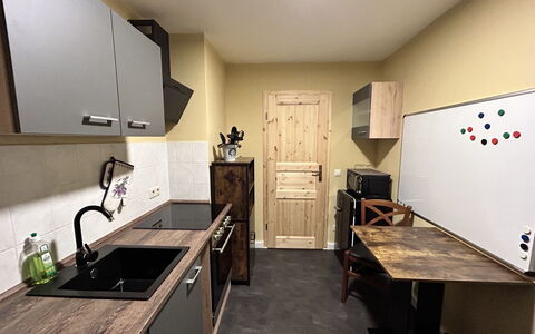 Räuberhauptmann Karasek: Kitchen Sink, Sink, Tap, Cabinetry, Countertop, Plumbing Fixture, Wood, Building, Interior Design, Flooring