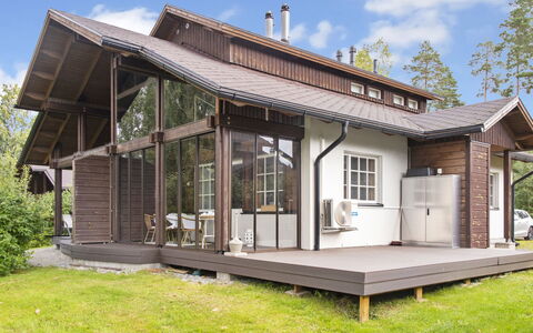 Tahkon Klubitie 6 a: Bed, Furniture, Bedroom, Interior Design, Bedding, Bed Sheet, Flooring, Wood, Floor, Room