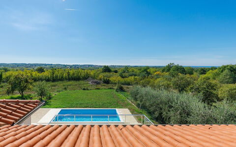Villa Luna Maris: Sky, Daytime, Plant, Azure, Cloud, Wood, Natural Landscape, Land Lot, Sunlight, Vegetation
