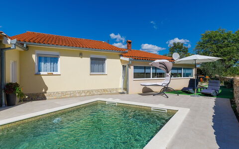 Marija: Sky, Building, Water, Property, Window, Plant, Azure, Swimming Pool, Shade, House