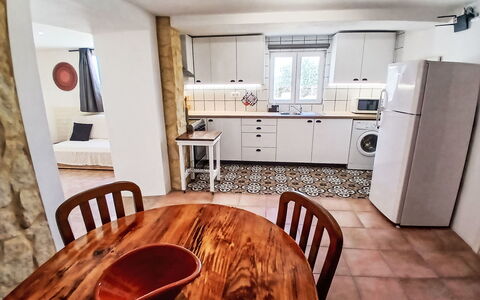 Accommodation:&nbsp;Ana 608.3