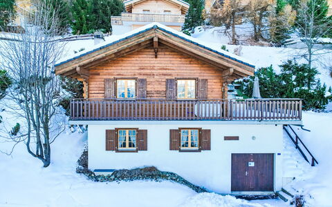 Ushuaia: Snow, Building, Window, Blue, Tree, House, World, Slope, Cottage, Residential Area