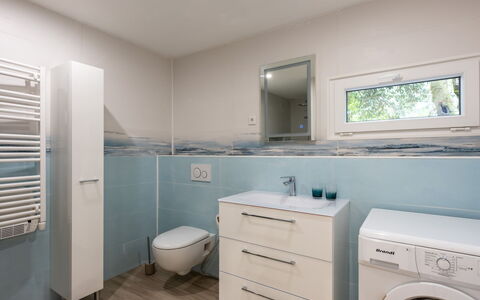 Cottage Etoile de Mer: Laundry Room, Property, Washing Machine, Clothes Dryer, Bathroom Cabinet, Cabinetry, Mirror, Bathroom, Building, Interior Design