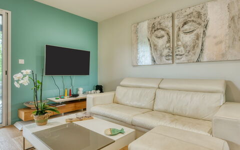Grande Dépée: Table, Furniture, Couch, Property, Picture Frame, Plant, Green, Interior Design, Living Room, Rectangle