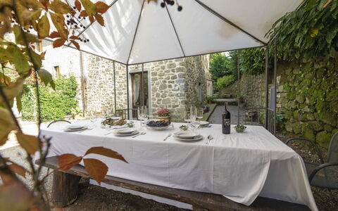Il Feudo: Table, Property, Furniture, Plant, Tablecloth, Shade, Decoration, Tableware, Interior Design, Chair