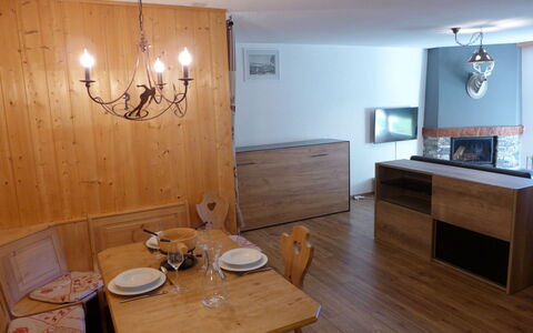 Le Torrent 1: Table, Property, Furniture, Wood, Tableware, Lighting, Interior Design, Cabinetry, Wood Stain, House