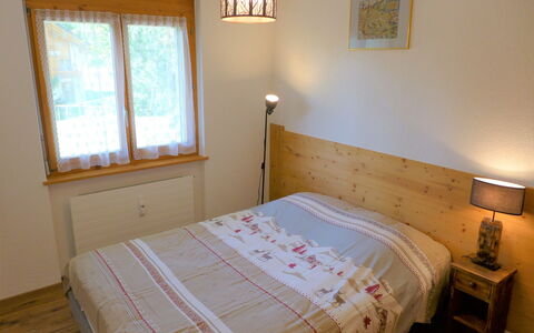 Le Torrent 1: Furniture, Property, Window, Comfort, Wood, Building, Bed, Textile, Bed Frame, Lighting